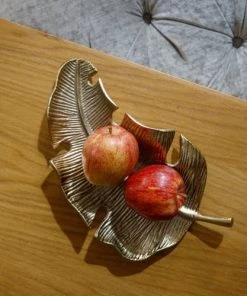 Artesa Plat De Service En Forme De Feuille En Aluminium Doré -Chef&Sommelier-boutique plat de service en forme de feuille en aluminium dore 2