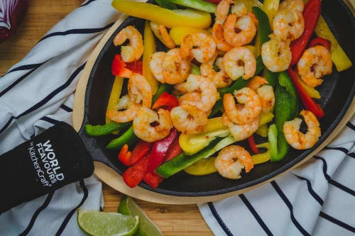 World Of Flavours Poêle à Fajita En Fonte Avec Plateau De Service En Bois-noir 5 World Of Flavours Poêle à Fajita En Fonte Avec Plateau De Service En Bois-noir – Image 3