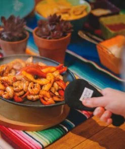 World Of Flavours Poêle à Fajita En Fonte Avec Plateau De Service En Bois-noir 11 World Of Flavours Poêle à Fajita En Fonte Avec Plateau De Service En Bois-noir -Chef&Sommelier-boutique poele a fajita en fonte avec plateau de service en bois noir 3