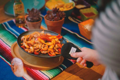 World Of Flavours Poêle à Fajita En Fonte Avec Plateau De Service En Bois-noir 6 World Of Flavours Poêle à Fajita En Fonte Avec Plateau De Service En Bois-noir – Image 4